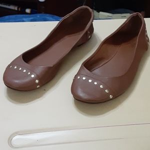 Brown ballet flats